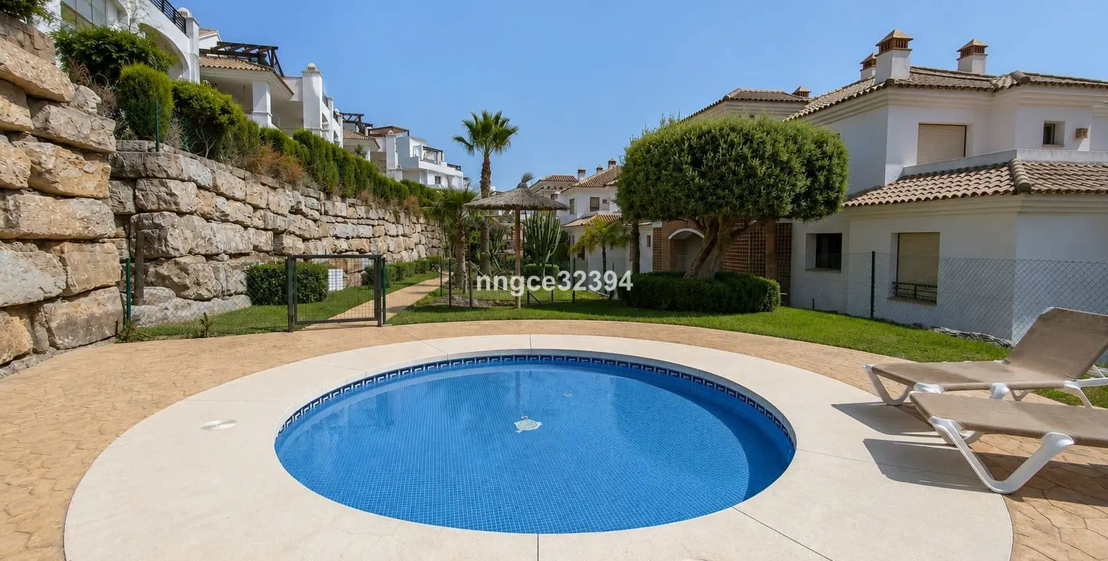 Sale of middle floor apartment in Casares 45