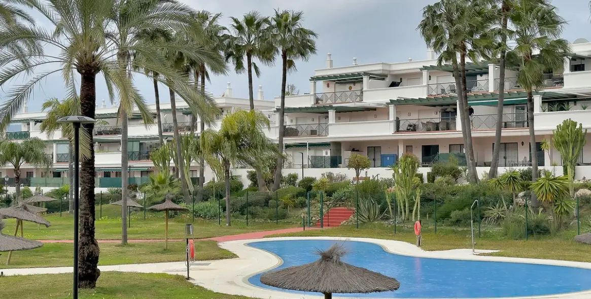 Venta de apartamento en planta media en Nueva Andalucía 1
