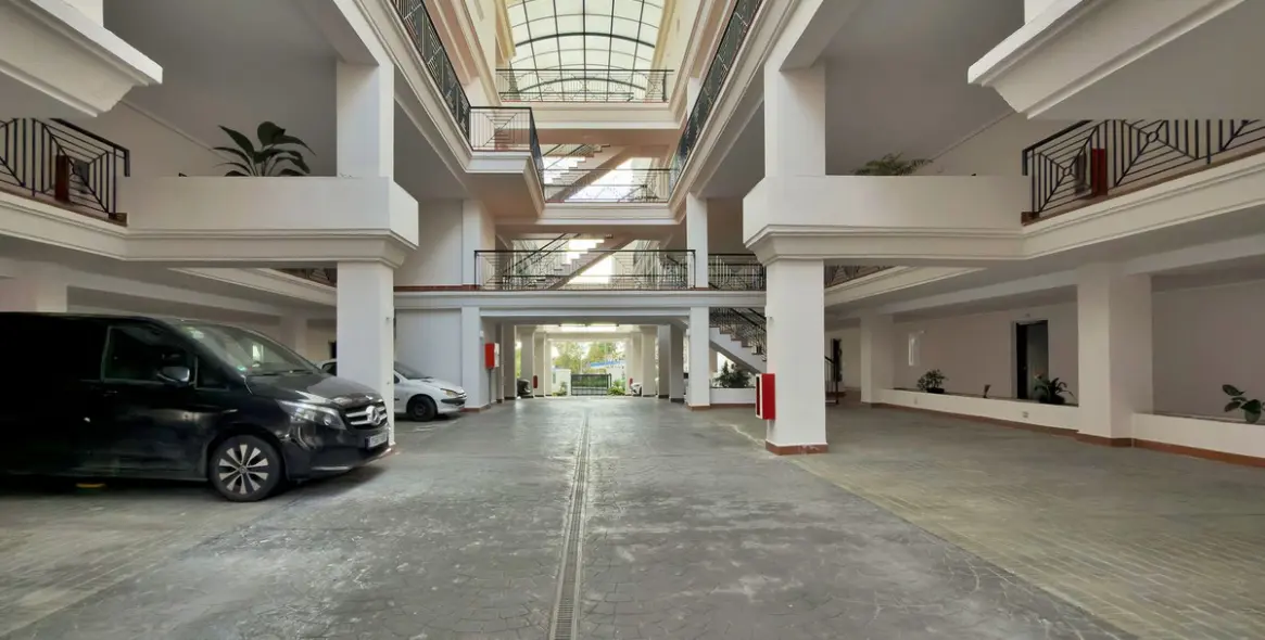 Venta de apartamento en planta media en Nueva Andalucía 2