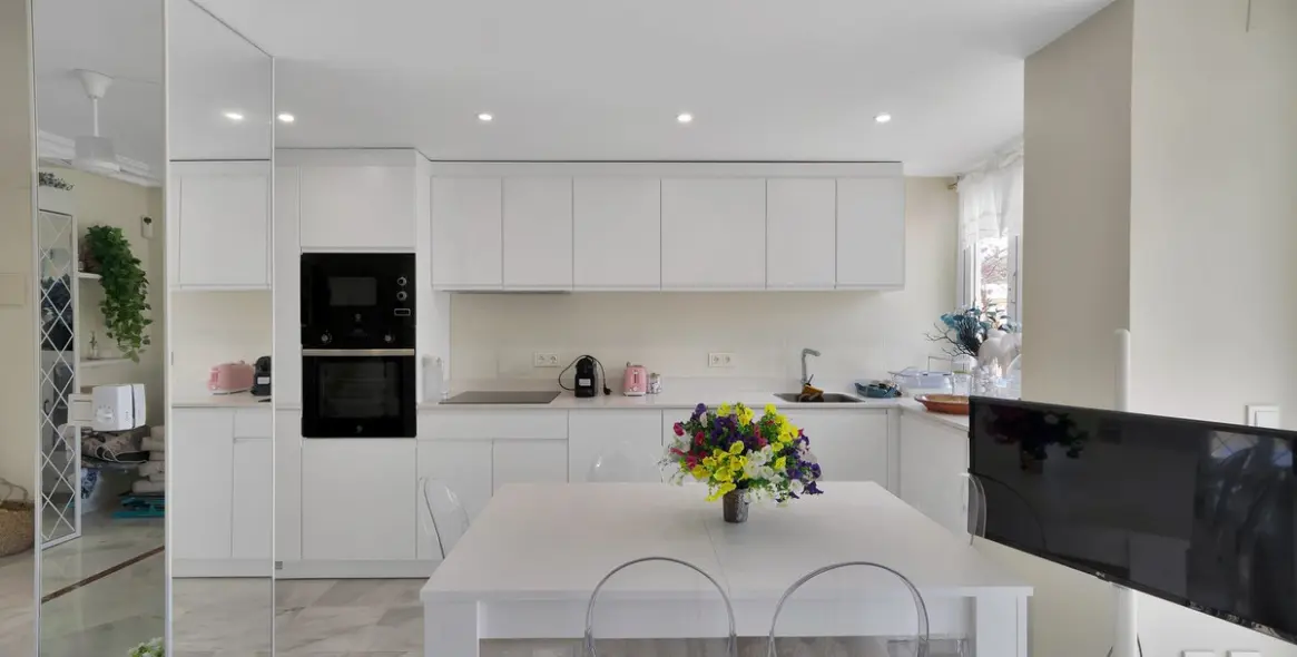 Venta de apartamento en planta media en Nueva Andalucía 3