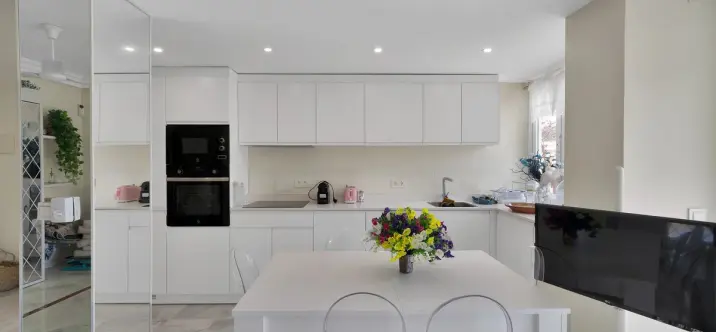 Venta de apartamento en planta media en Nueva Andalucía 2