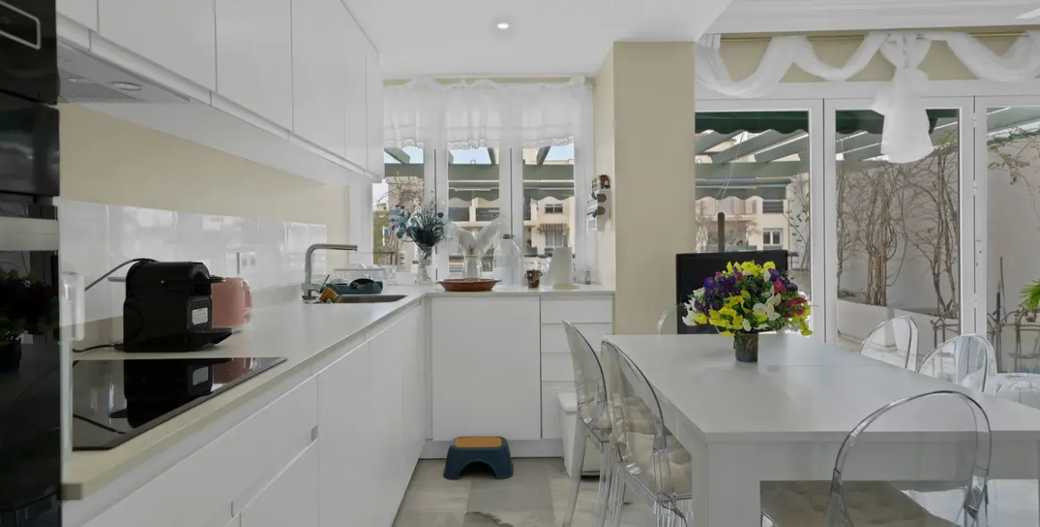 Venta de apartamento en planta media en Nueva Andalucía 6