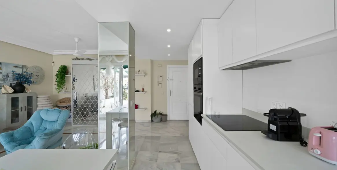 Venta de apartamento en planta media en Nueva Andalucía 10