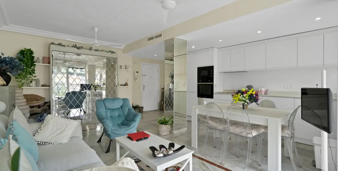 Venta de apartamento en planta media en Nueva Andalucía 11