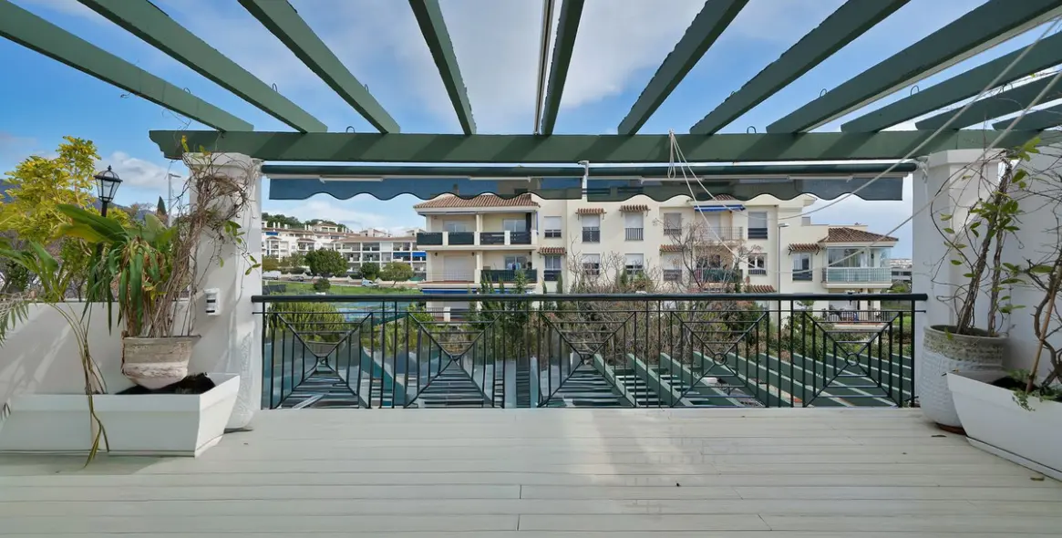 Venta de apartamento en planta media en Nueva Andalucía 17
