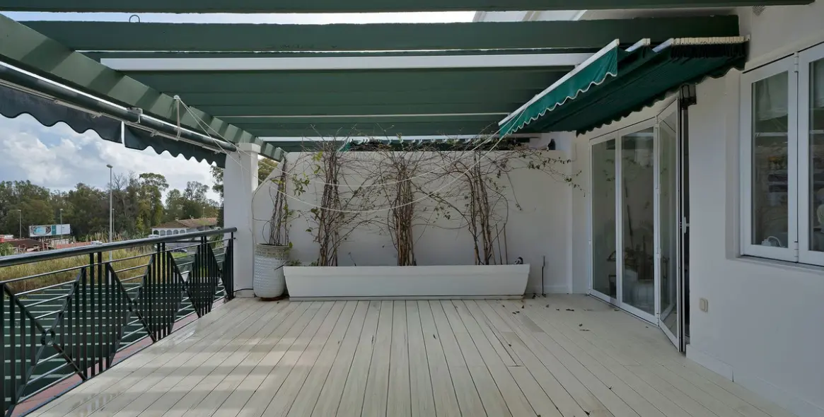 Venta de apartamento en planta media en Nueva Andalucía 18