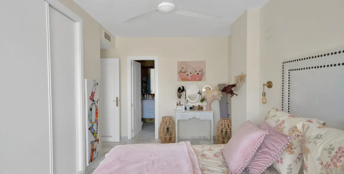 Venta de apartamento en planta media en Nueva Andalucía 26