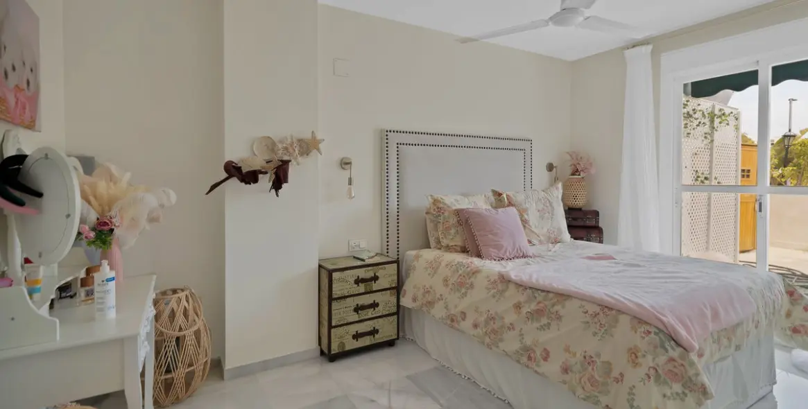 Venta de apartamento en planta media en Nueva Andalucía 27