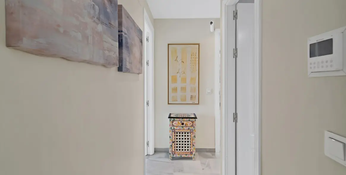 Venta de apartamento en planta media en Nueva Andalucía 28