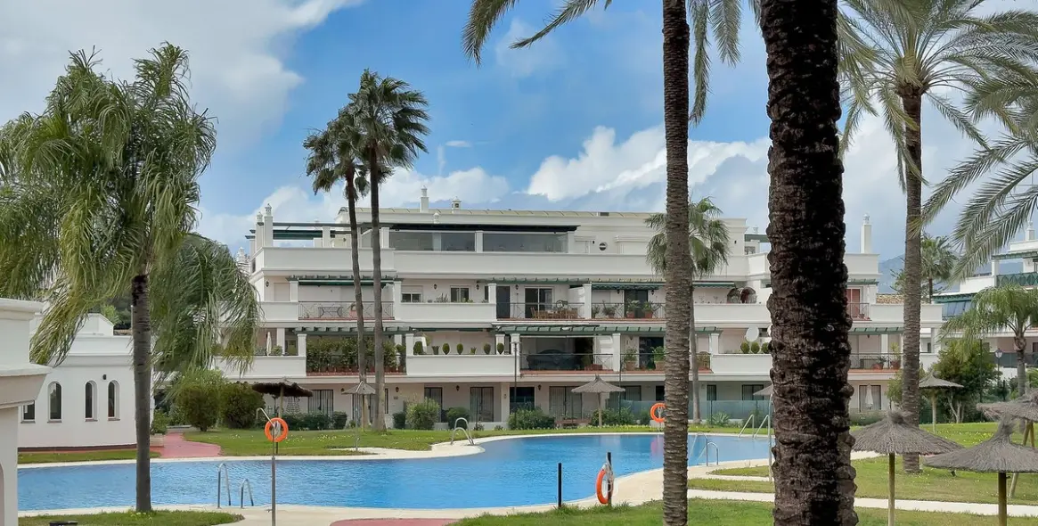 Venta de apartamento en planta media en Nueva Andalucía 34