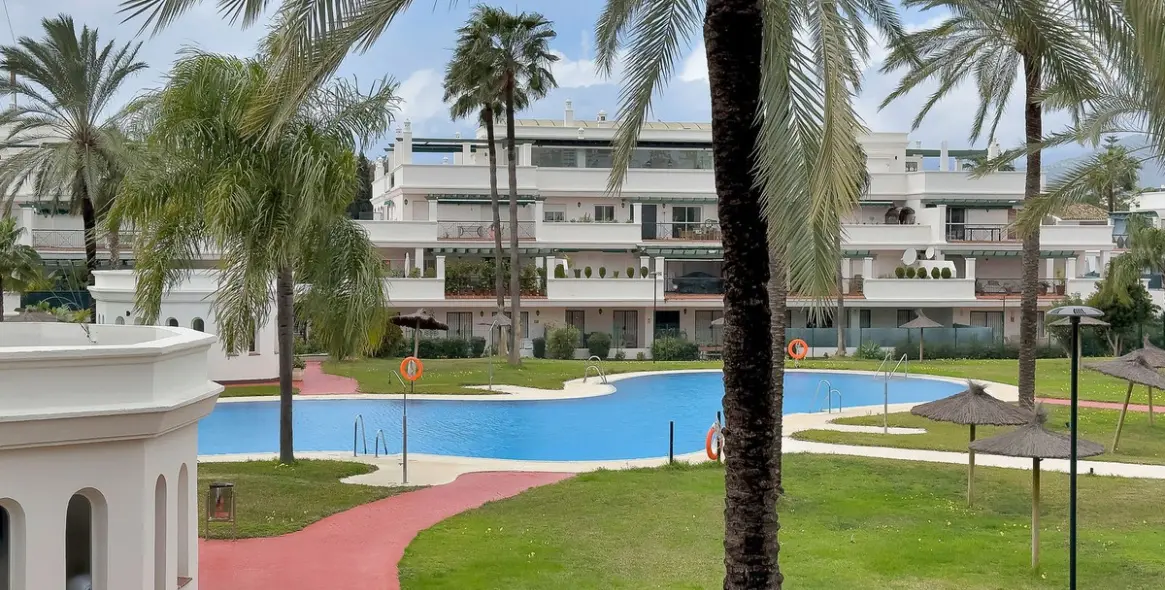 Venta de apartamento en planta media en Nueva Andalucía 35