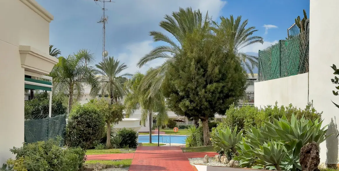 Venta de apartamento en planta media en Nueva Andalucía 36