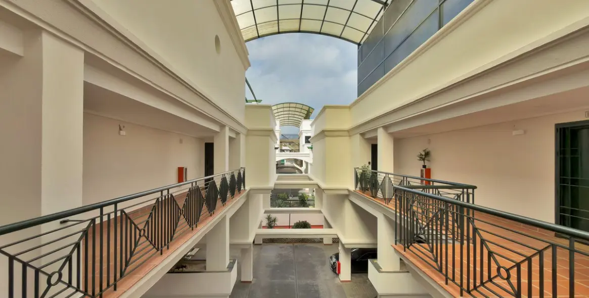 Venta de apartamento en planta media en Nueva Andalucía 37