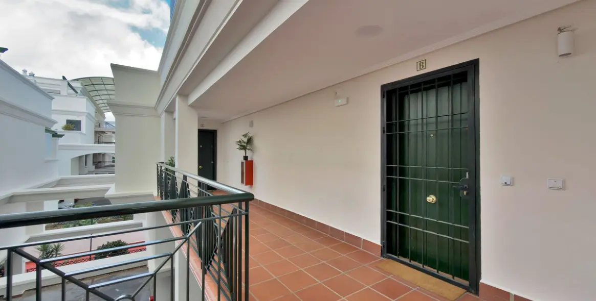 Venta de apartamento en planta media en Nueva Andalucía 38