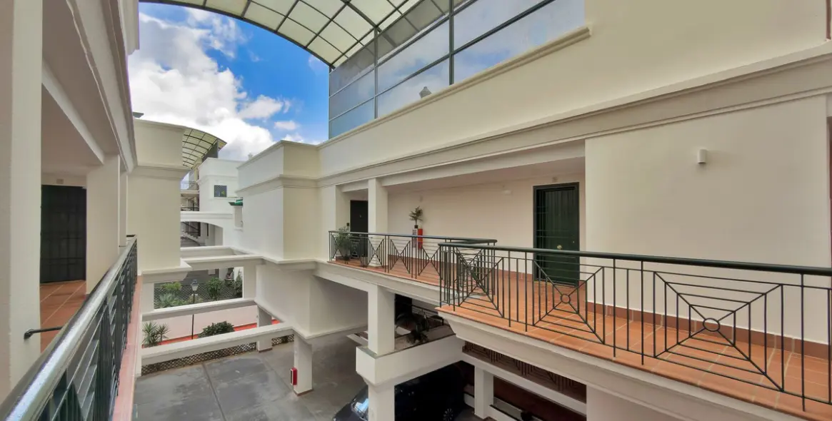 Venta de apartamento en planta media en Nueva Andalucía 39