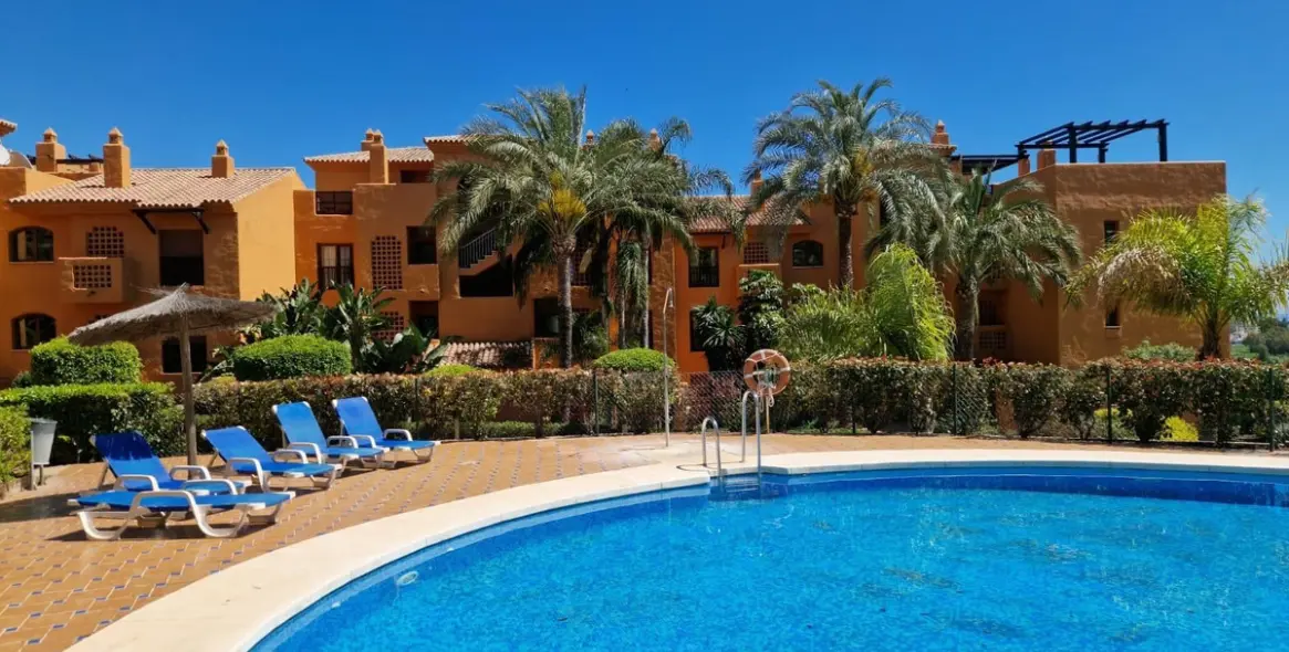Venta de apartamento en planta media en Benahavís 1