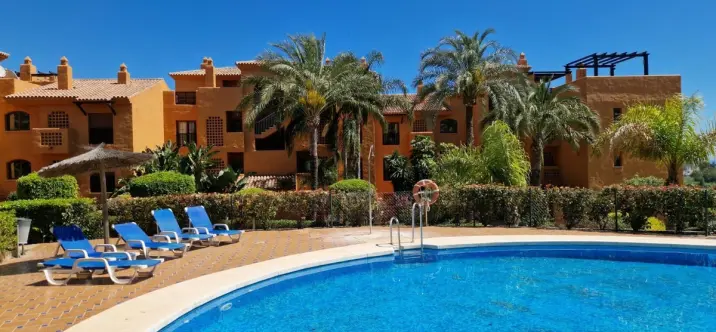 Venta de apartamento en planta media en Benahavís 0