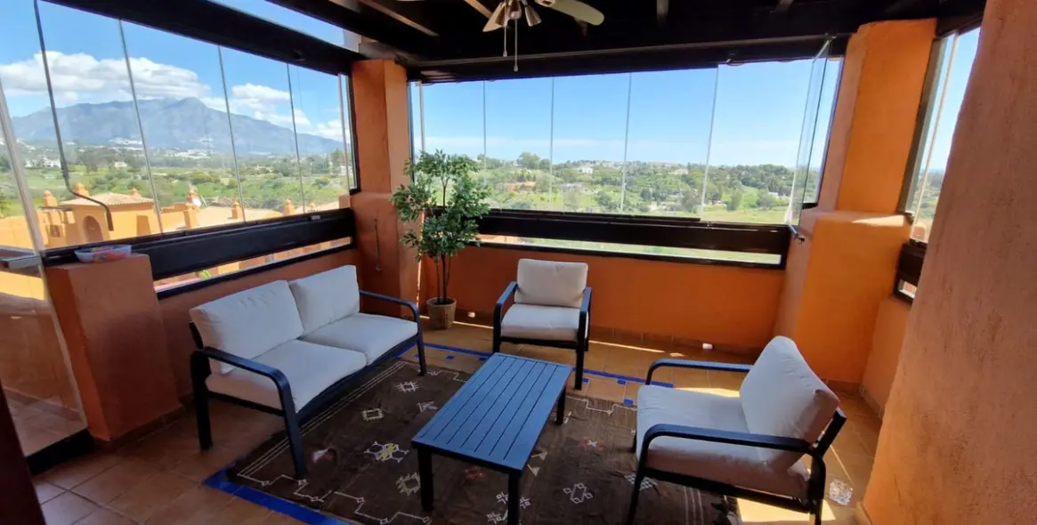 Venta de apartamento en planta media en Benahavís 2