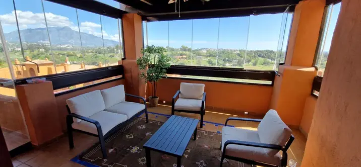 Venta de apartamento en planta media en Benahavís 1