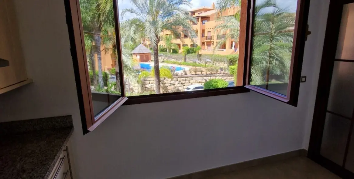 Venta de apartamento en planta media en Benahavís 9