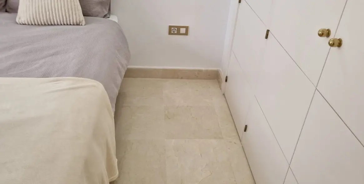 Venta de apartamento en planta media en Benahavís 13