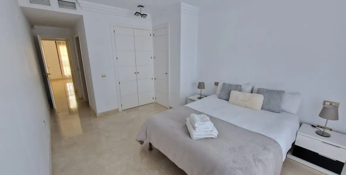 Venta de apartamento en planta media en Benahavís 17