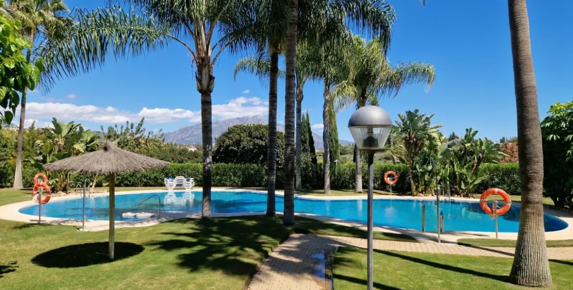 Venta de apartamento en planta media en Benahavís 18