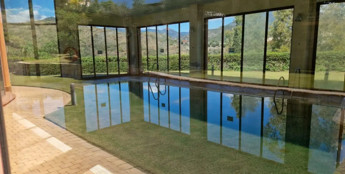 Venta de apartamento en planta media en Benahavís 23