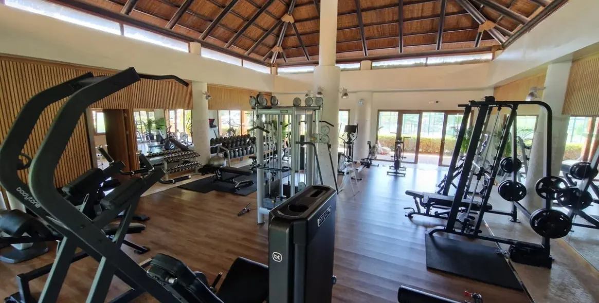 Venta de apartamento en planta media en Benahavís 25