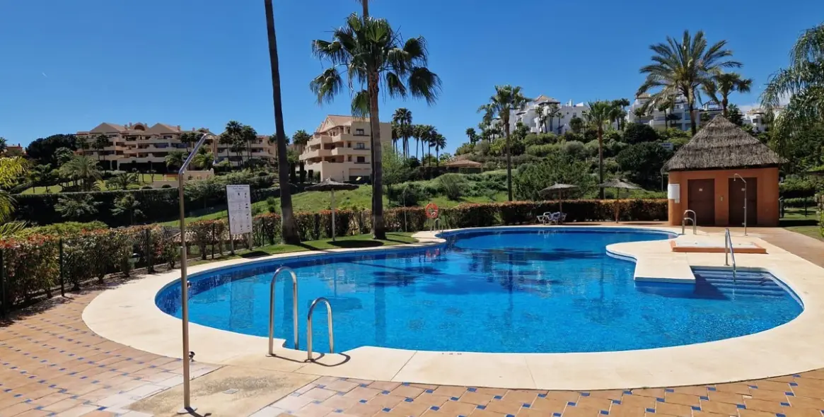 Venta de apartamento en planta media en Benahavís 30
