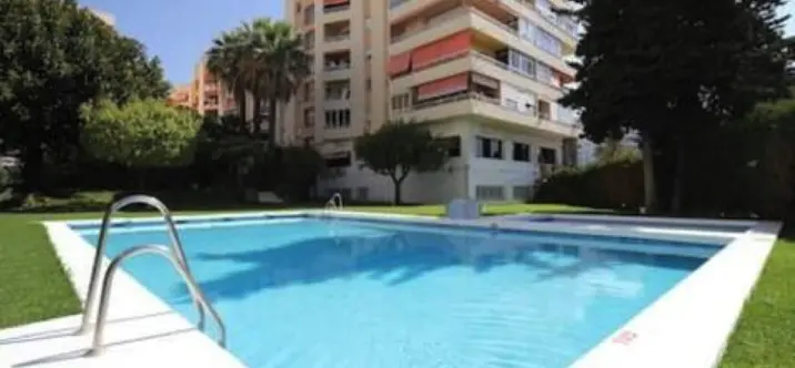 Venta de apartamento en planta media en Marbella 0