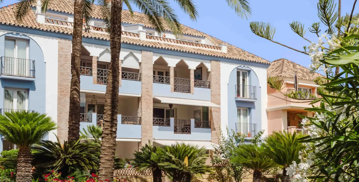 Sale of middle floor apartment in Casares 2