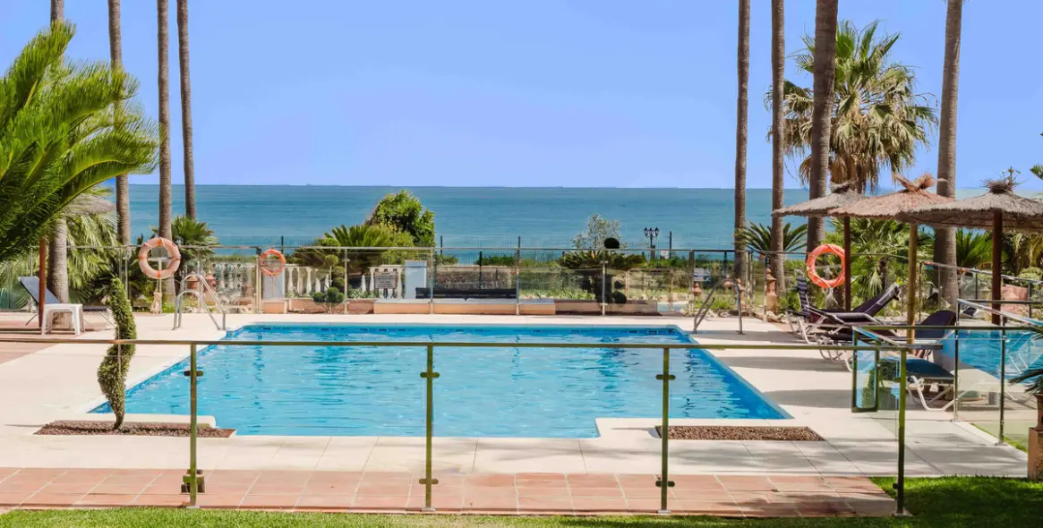 Sale of middle floor apartment in Casares 3
