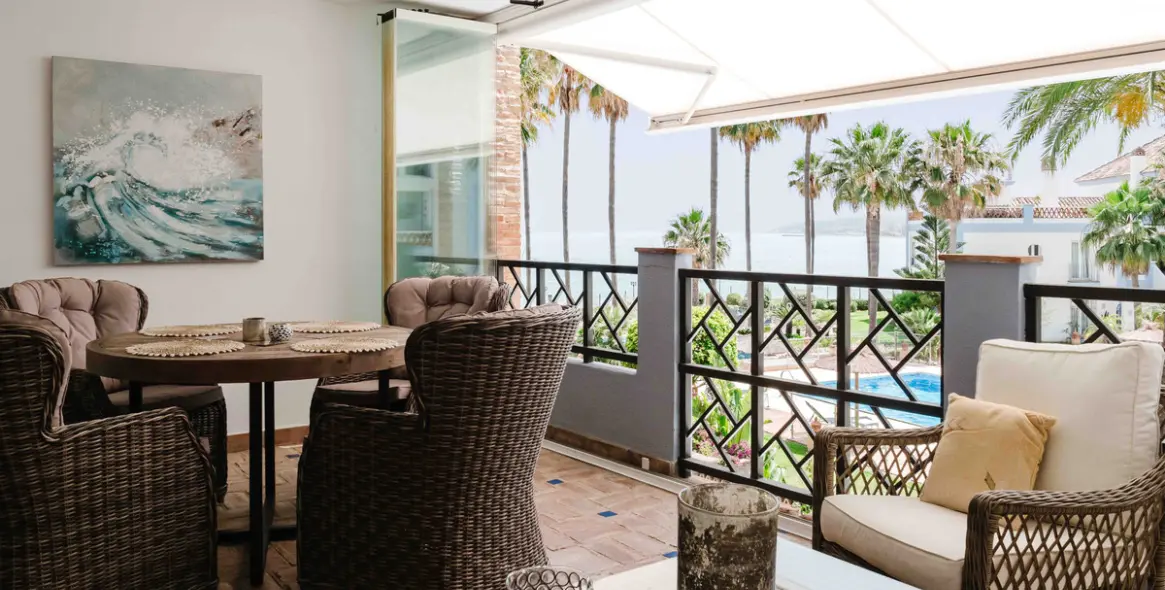 Sale of middle floor apartment in Casares 5