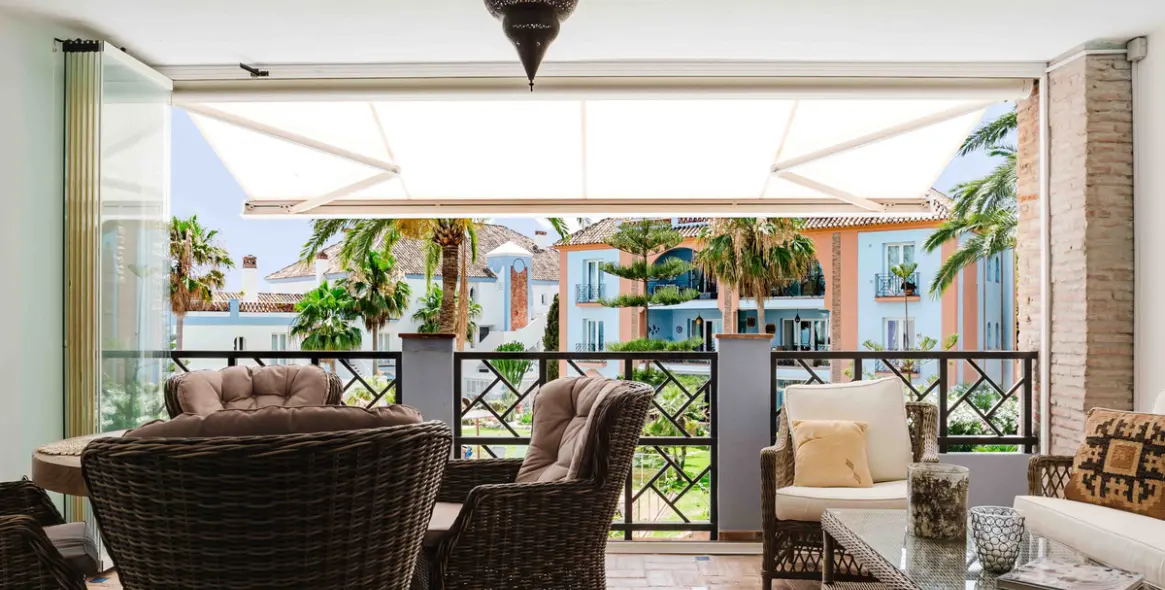 Sale of middle floor apartment in Casares 9