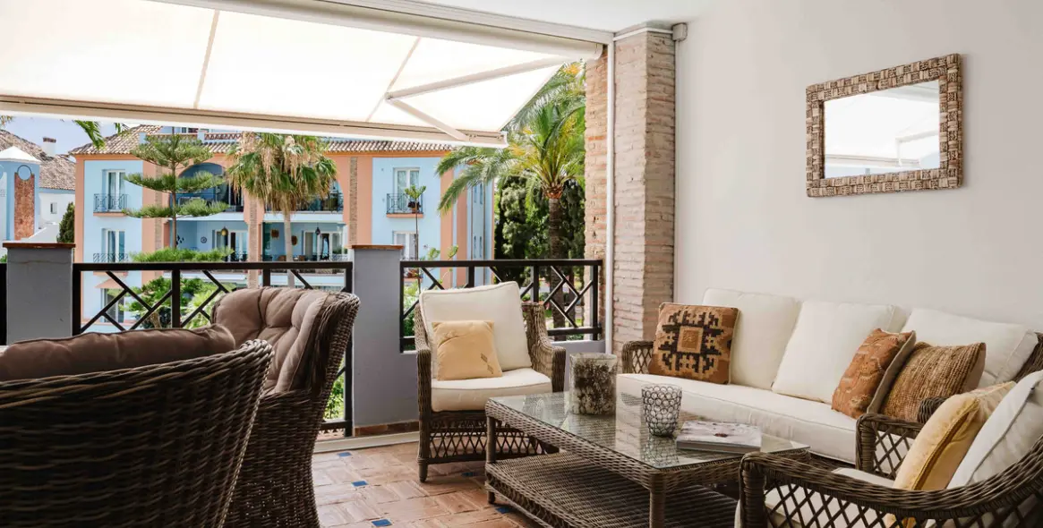 Sale of middle floor apartment in Casares 10