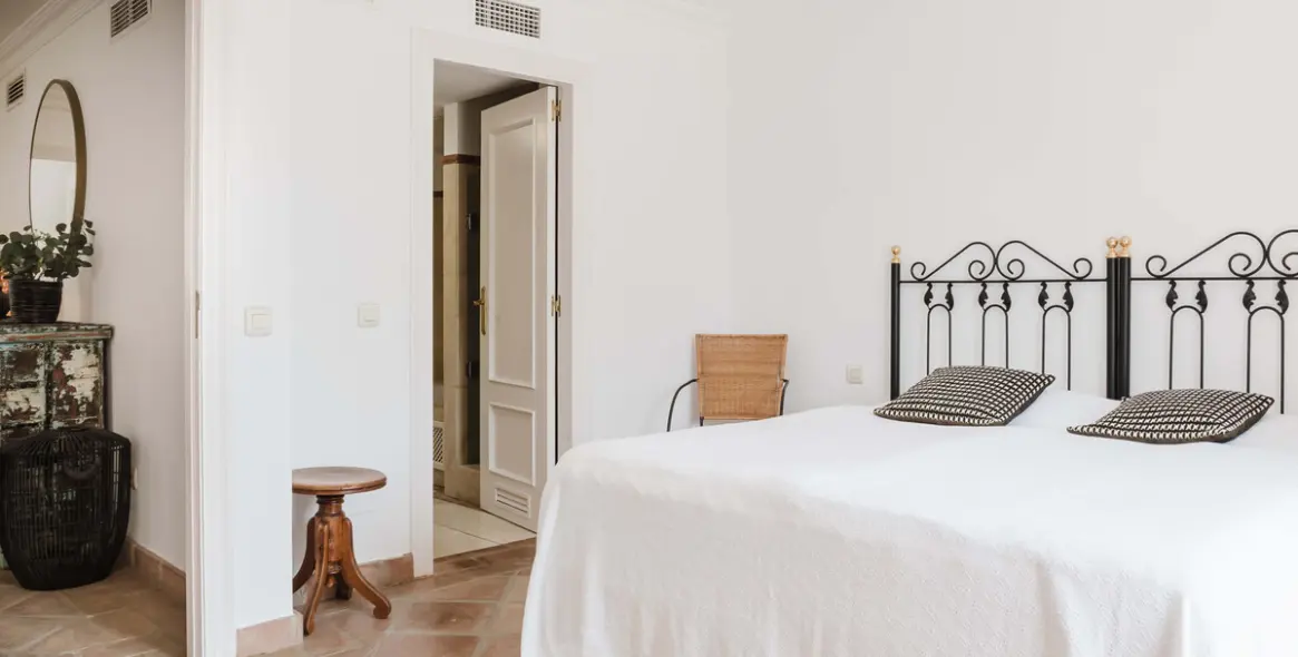 Sale of middle floor apartment in Casares 11