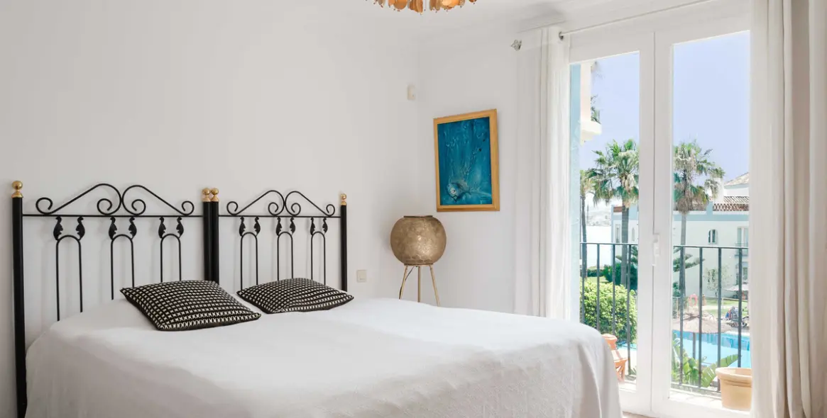 Sale of middle floor apartment in Casares 12