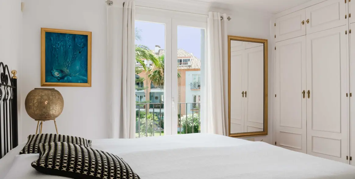 Sale of middle floor apartment in Casares 13