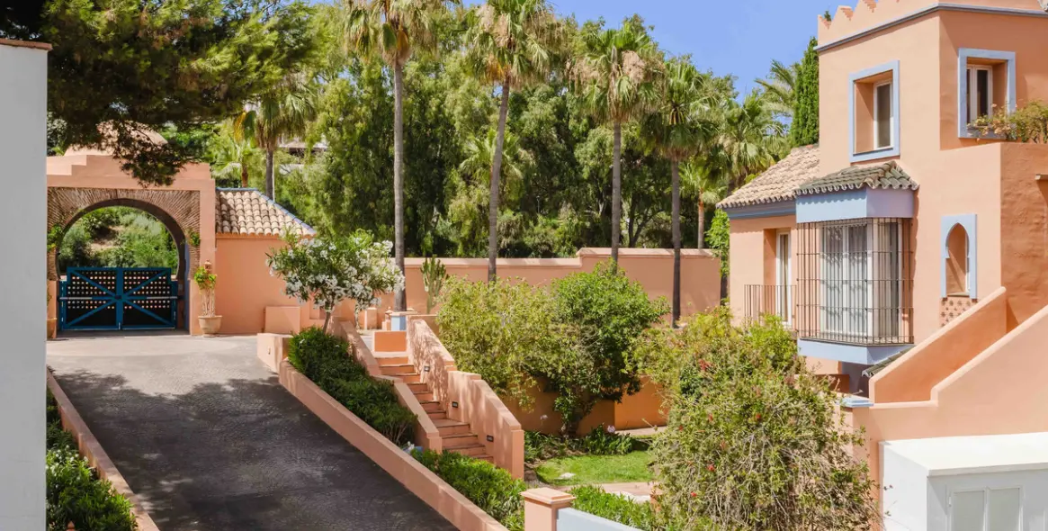 Sale of middle floor apartment in Casares 16
