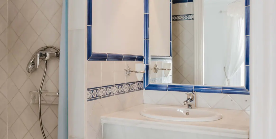 Sale of middle floor apartment in Casares 17