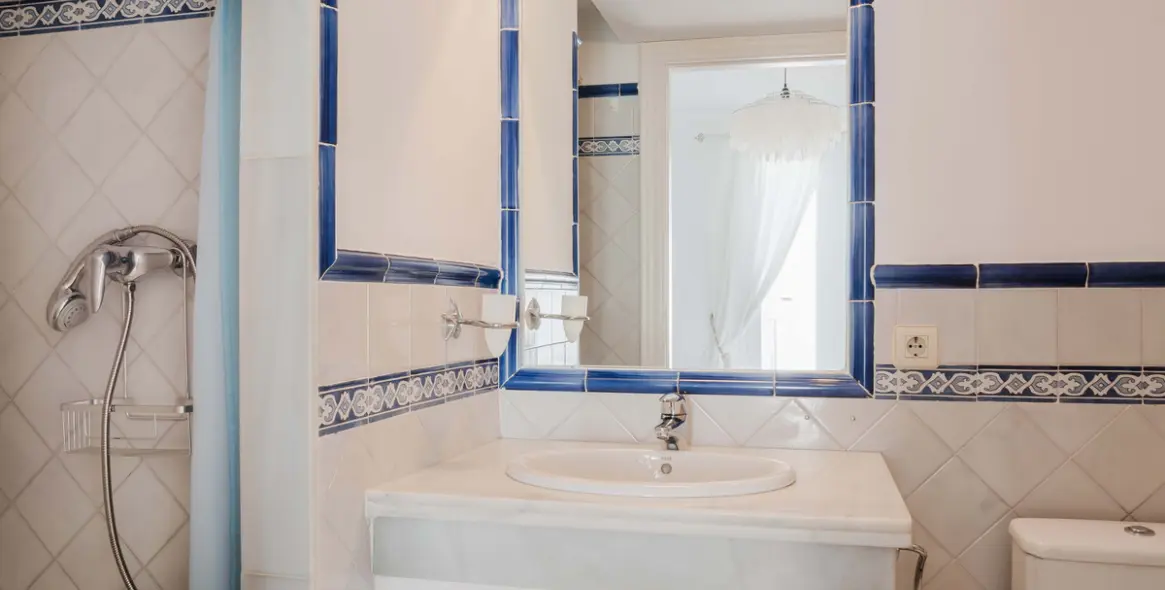 Sale of middle floor apartment in Casares 18