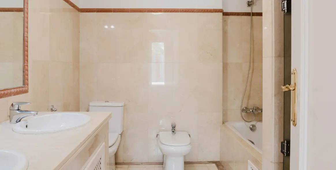 Sale of middle floor apartment in Casares 19