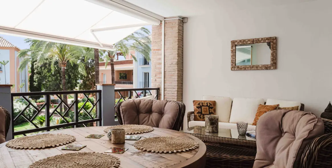 Sale of middle floor apartment in Casares 20