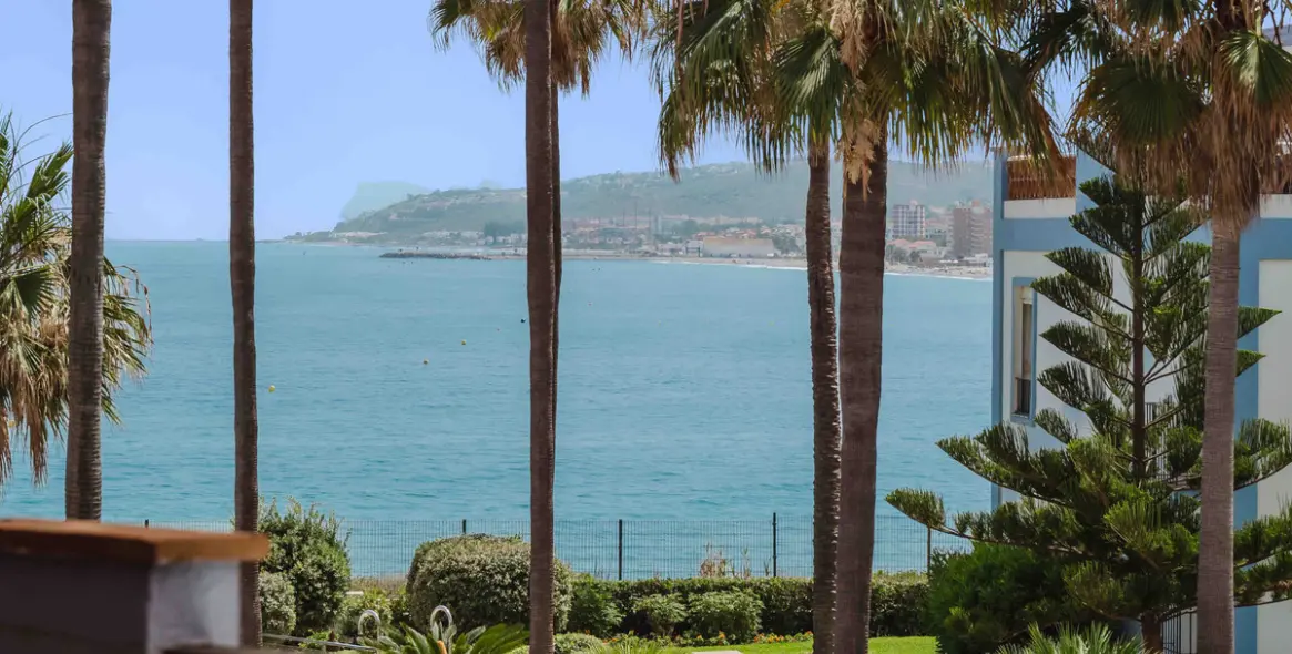 Sale of middle floor apartment in Casares 21