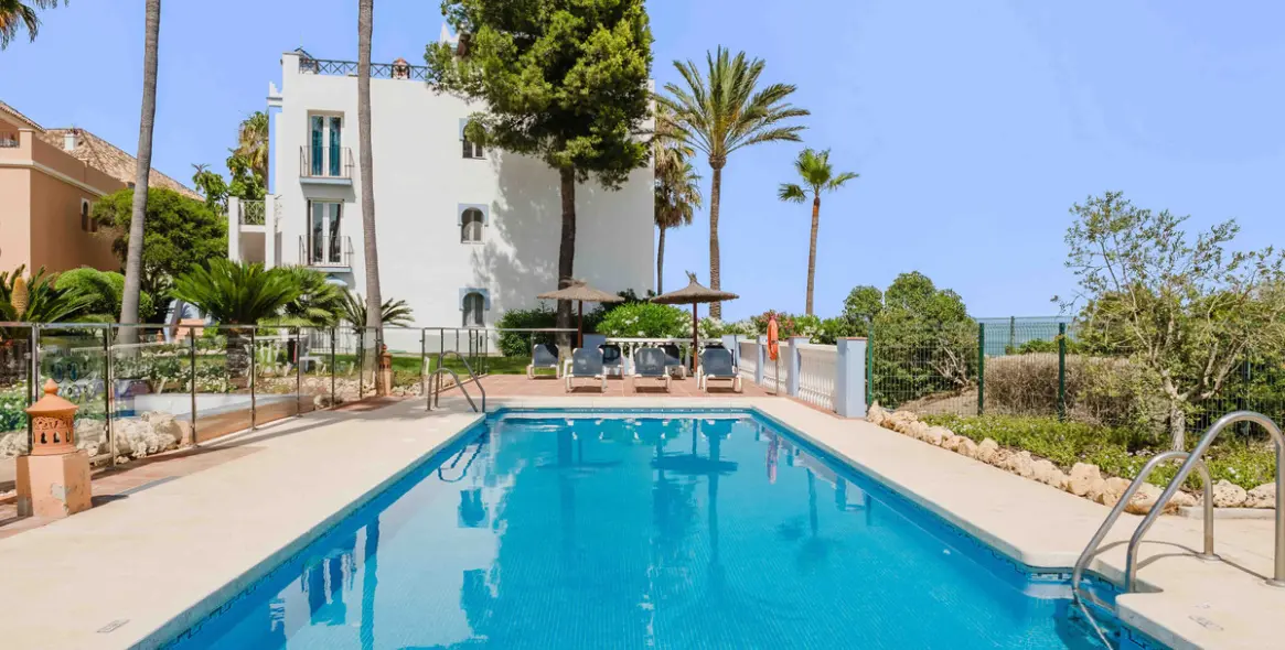 Sale of middle floor apartment in Casares 25