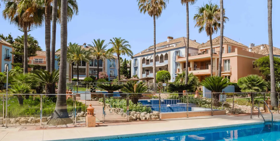 Sale of middle floor apartment in Casares 26