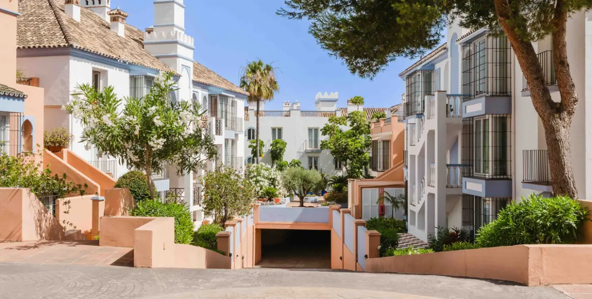 Sale of middle floor apartment in Casares 27