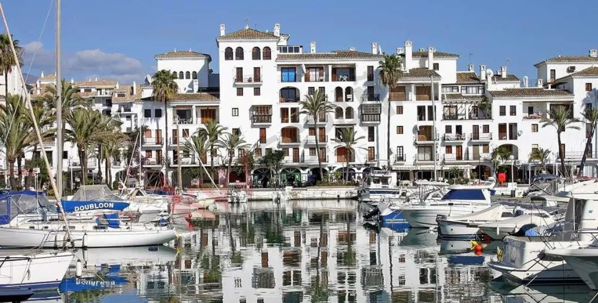 Sale of middle floor apartment in Casares 29
