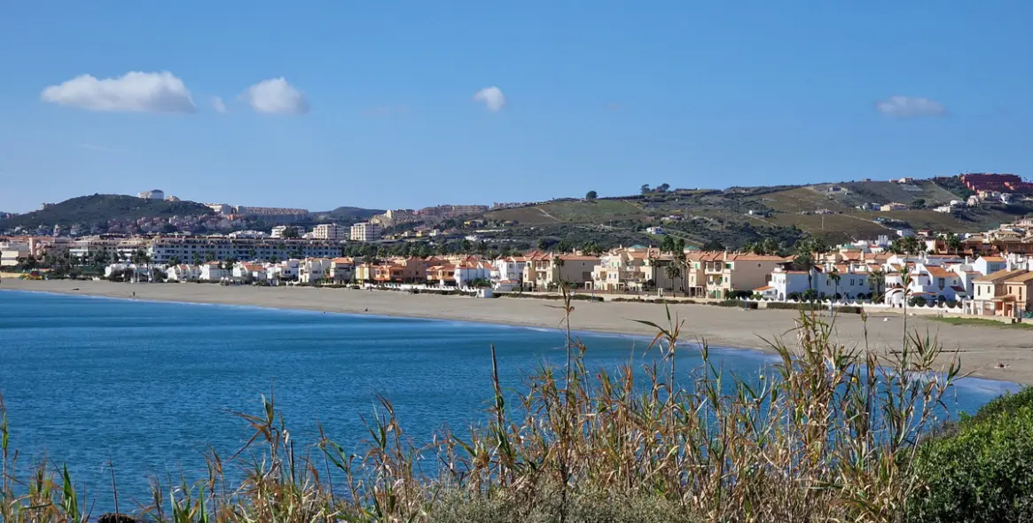 Sale of middle floor apartment in Casares 33